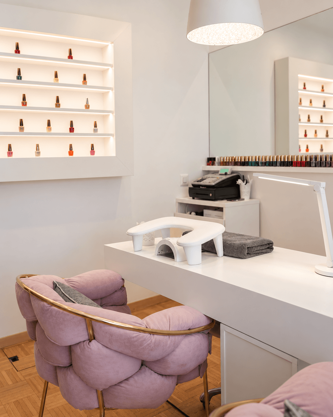 Le poste de manucure et le mur de vernis de l'institut Beauty Bar