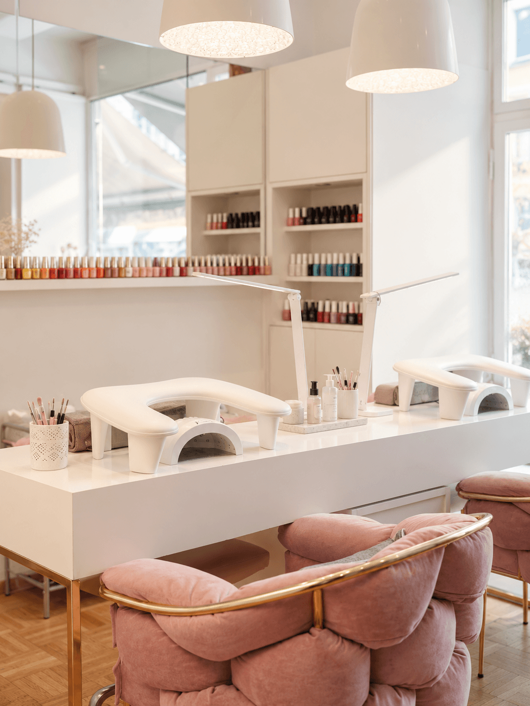 Le poste de manucure et le mur de vernis du salon Beauty Bar à Genève